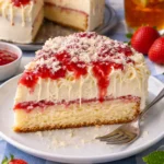 Leckere Torte mit Vanillecreme auf einem eleganten Teller präsentiert