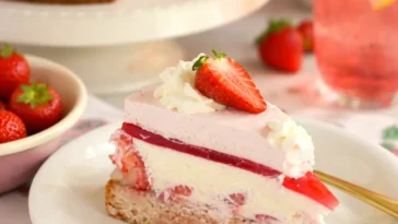 Erdbeer-Quark-Sahnetorte mit frischen Erdbeeren und Sahne