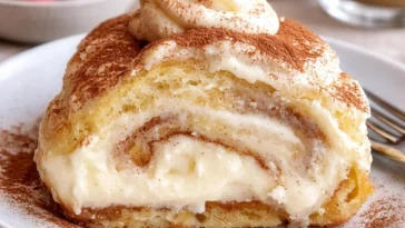 Tres Leches Zimtschnecken - köstliche, süße und feuchte Zimtschnecken mit Milchsoße