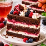 Leckere Waldfruchttorte mit frischen Beeren und Sahne