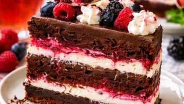 Leckere Waldfruchttorte mit frischen Beeren und Sahne