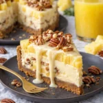 Weiße Schokolade Ananas Pekan-Käsekuchen mit dekorativen Früchten und Nüssen