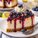 Weiße Schokolade Heidelbeer Käsekuchen mit frischen Heidelbeeren und cremiger Füllung