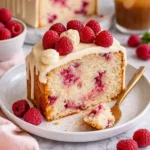 Weißer Schokoladen Himbeer Kuchen mit frischen Himbeeren und weißer Schokolade