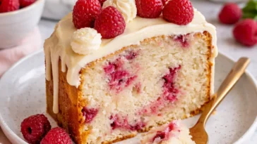 Weißer Schokoladen Himbeer Kuchen mit frischen Himbeeren und weißer Schokolade