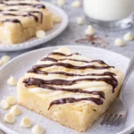 Leckere Weißschokoladen-Brownies auf einem Teller