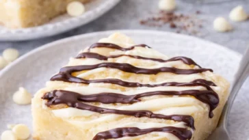 Leckere Weißschokoladen-Brownies auf einem Teller