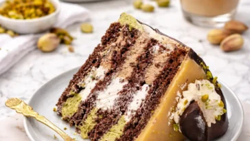 Weltbeste Mozartkugeltorte mit Schokolade und Marzipan
