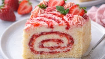 Wickeltorte mit Erdbeerkonfitüre und Sombrero Mexicano auf einem Teller