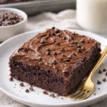 Leckere Mittagessen-Lady-Brownies auf einem Holzbrett