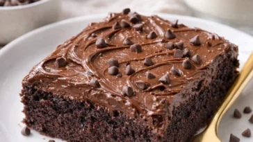 Leckere Mittagessen-Lady-Brownies auf einem Holzbrett