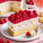 Windbeuteltorte mit Sahne und frischen Früchten dekoriert