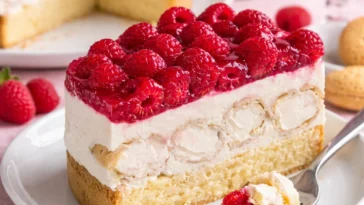 Windbeuteltorte mit Sahne und frischen Früchten dekoriert