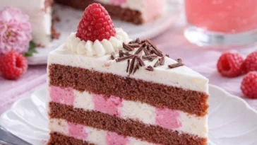 Zitronen-Himbeer-Torte mit frischen Himbeeren und Zitronenflavor