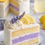 Zitronen-Lavendel-Kuchen auf einem Teller, dekoriert mit Lavendelblüten