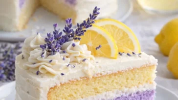 Zitronen-Lavendel-Kuchen auf einem Teller, dekoriert mit Lavendelblüten