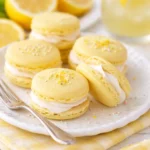 Zitronen-Macarons auf einem eleganten Teller präsentiert