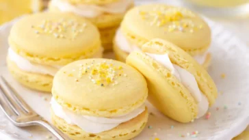 Zitronen-Macarons auf einem eleganten Teller präsentiert