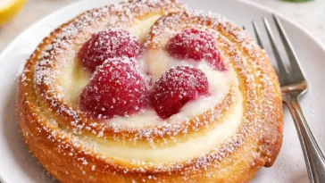 Frisch gebackenes Zucker-Himbeer-Danish mit reichhaltigem Himbeergeschmack