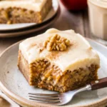 Köstliche Ahornfrosted Apfel-Blondies auf einem Teller