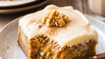 Köstliche Ahornfrosted Apfel-Blondies auf einem Teller