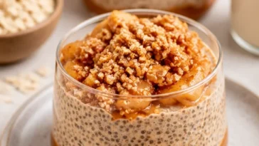 Apfel-Crumble-Chia-Pudding mit frischen Äpfeln und Chiasamen