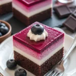 Beerenschnitte vom Blech mit frischen Beeren auf einem Backblech