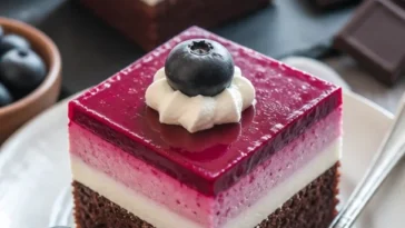 Beerenschnitte vom Blech mit frischen Beeren auf einem Backblech