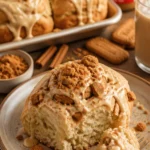 Biscoff-Kekse-Butter-Zimtschnecken auf einem hübschen Teller serviert