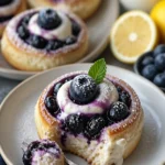 Blaubeer-Crescent-Rollen frisch gebacken mit saftigen Blaubeeren
