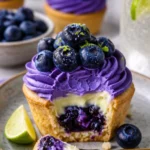 Blaubeer-Limetten-Käsekuchen-Cupcakes auf einem Teller