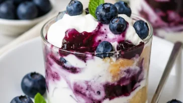 Leckeres Blaubeer Tiramisu im Glas ohne Ei und Alkohol, perfekt für den Sommer.