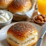 Gesunde Chia-Floh-Eiweiß-Brötchen auf einem Holzbrett