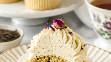 Earl Grey Cupcakes mit Frischkäse-Topping, perfekt für Teeliebhaber und Naschkatzen.
