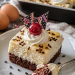 Eierlikörkuchen mit Schokolade und Kirschen auf einem Teller präsentiert