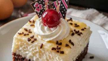 Eierlikörkuchen mit Schokolade und Kirschen auf einem Teller präsentiert