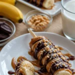 Eingefrorene Bananen-Snickers auf einem Teller, lecker und erfrischend
