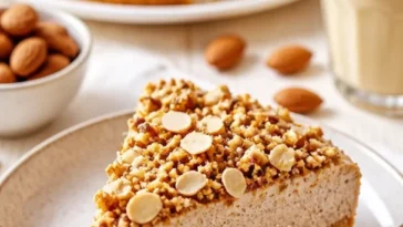 Eiskaffee-Torte mit Kaffee und Schokoladenglasur, perfekt für heiße Sommertage.