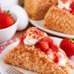 Erdbeer-Crunch-Cheesecake-Tacos auf einem Teller dekoriert
