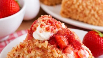 Erdbeer-Crunch-Cheesecake-Tacos auf einem Teller dekoriert