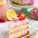 Erdbeertorte mit Zitronenböden, frisch dekoriert mit Erdbeeren und Zitronenscheiben