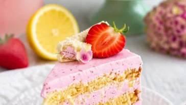 Erdbeertorte mit Zitronenböden, frisch dekoriert mit Erdbeeren und Zitronenscheiben
