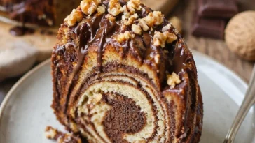 Erdnussbutter-Brownie-Gugelhupf mit schokoladiger Glasur und Erdnüssen