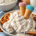 Festlicher Rot-Weiß-Blau Funfetti-Dip in einer bunten Schüssel.