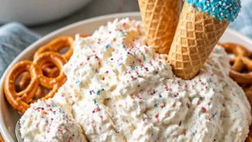 Festlicher Rot-Weiß-Blau Funfetti-Dip in einer bunten Schüssel.