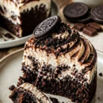 Oreo Cheesecake Cupcakes mit Fudge-Boden auf einem rustikalen Tisch
