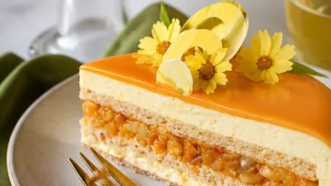 Herbstliche Obsttorte mit saisonalen Früchten auf einem schönen Tablett
