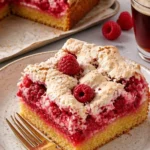 Himbeer Baiser Kuchen mit frischen Himbeeren und fluffigem Baiser-Topping
