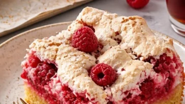 Himbeer Baiser Kuchen mit frischen Himbeeren und fluffigem Baiser-Topping