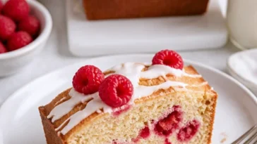 Himbeer-Zitronenlaibkuchen mit frischen Himbeeren und Zitronenzeste